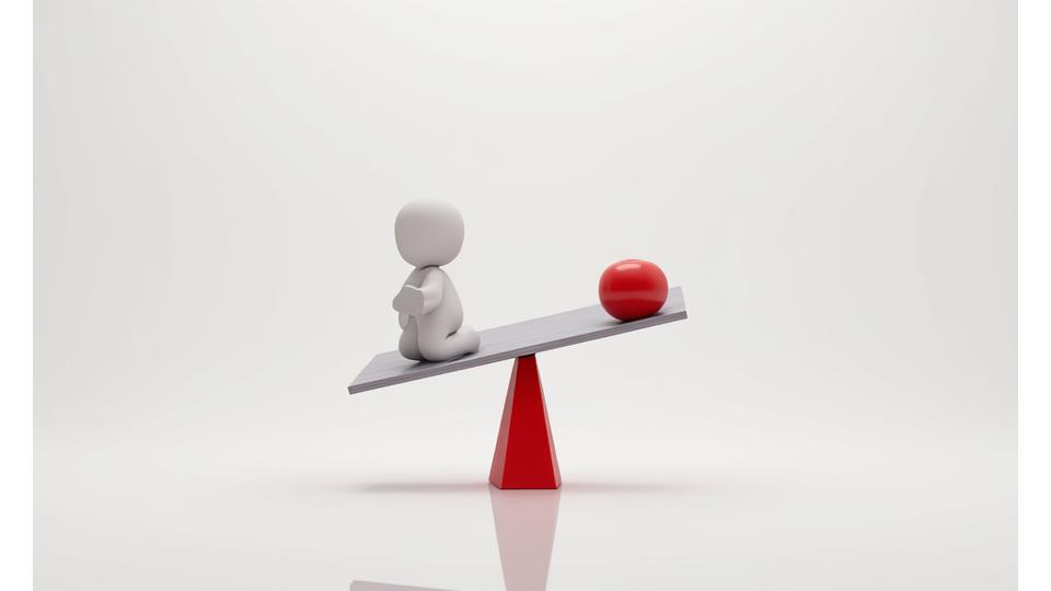 균형을 이루는 저울, 법적 공정성과 책임 배분을 상징